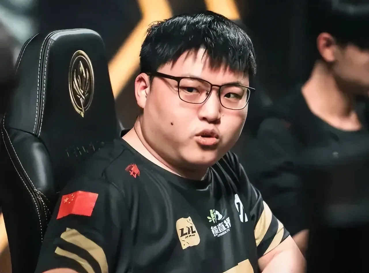 kaiyun(中国)官方网站 刷新纪录引发热议！，TheShy在RNG比赛中比赛局势复杂观众掌声雷动