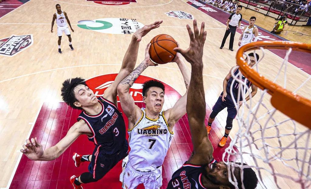 包含门兴格拉德巴赫训练开放日；集结日内部沟通引欢呼；CBA常规赛在即；球队文化再被提及的词条